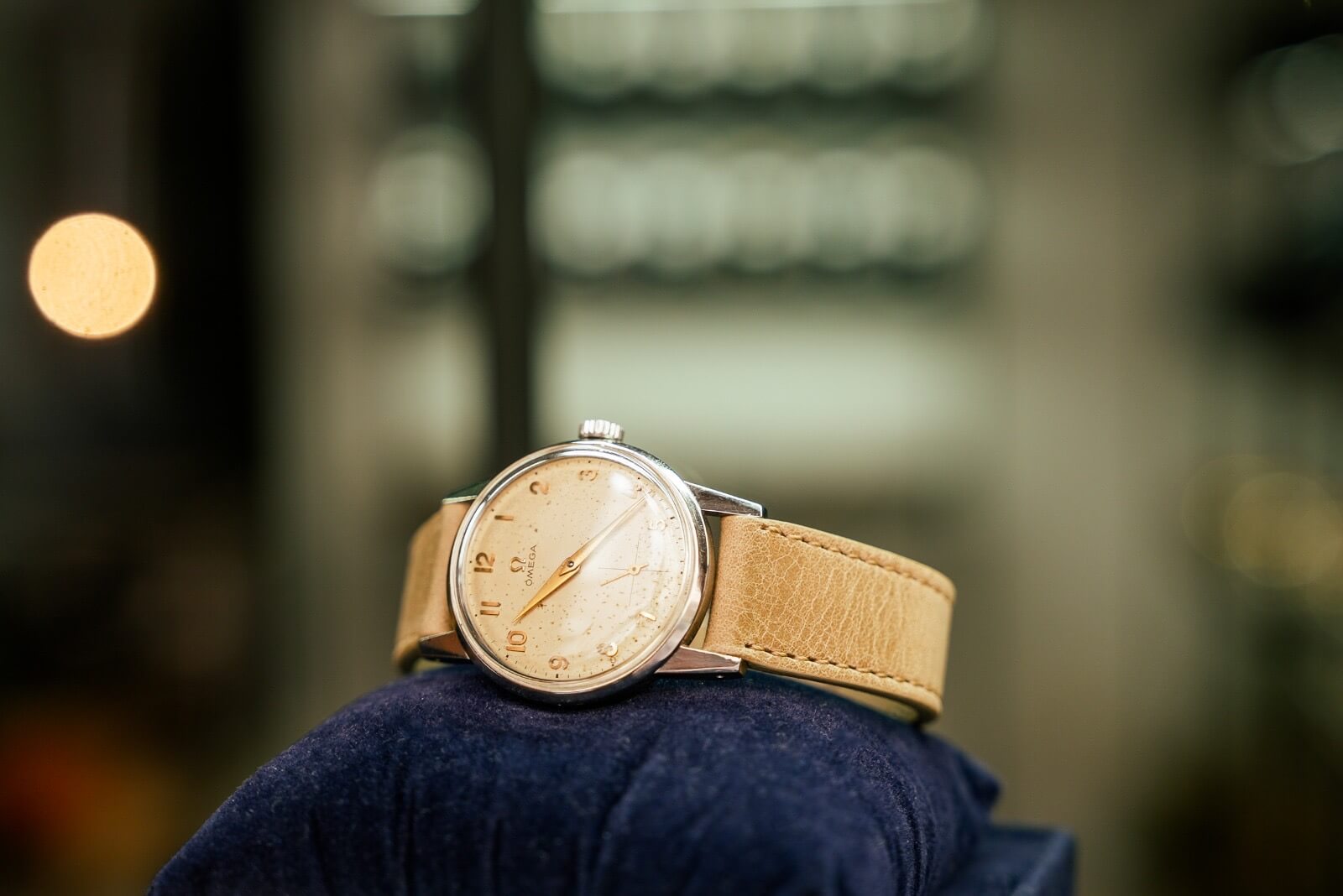 Vintage horloge met beige leren band op een fluwelen kussen