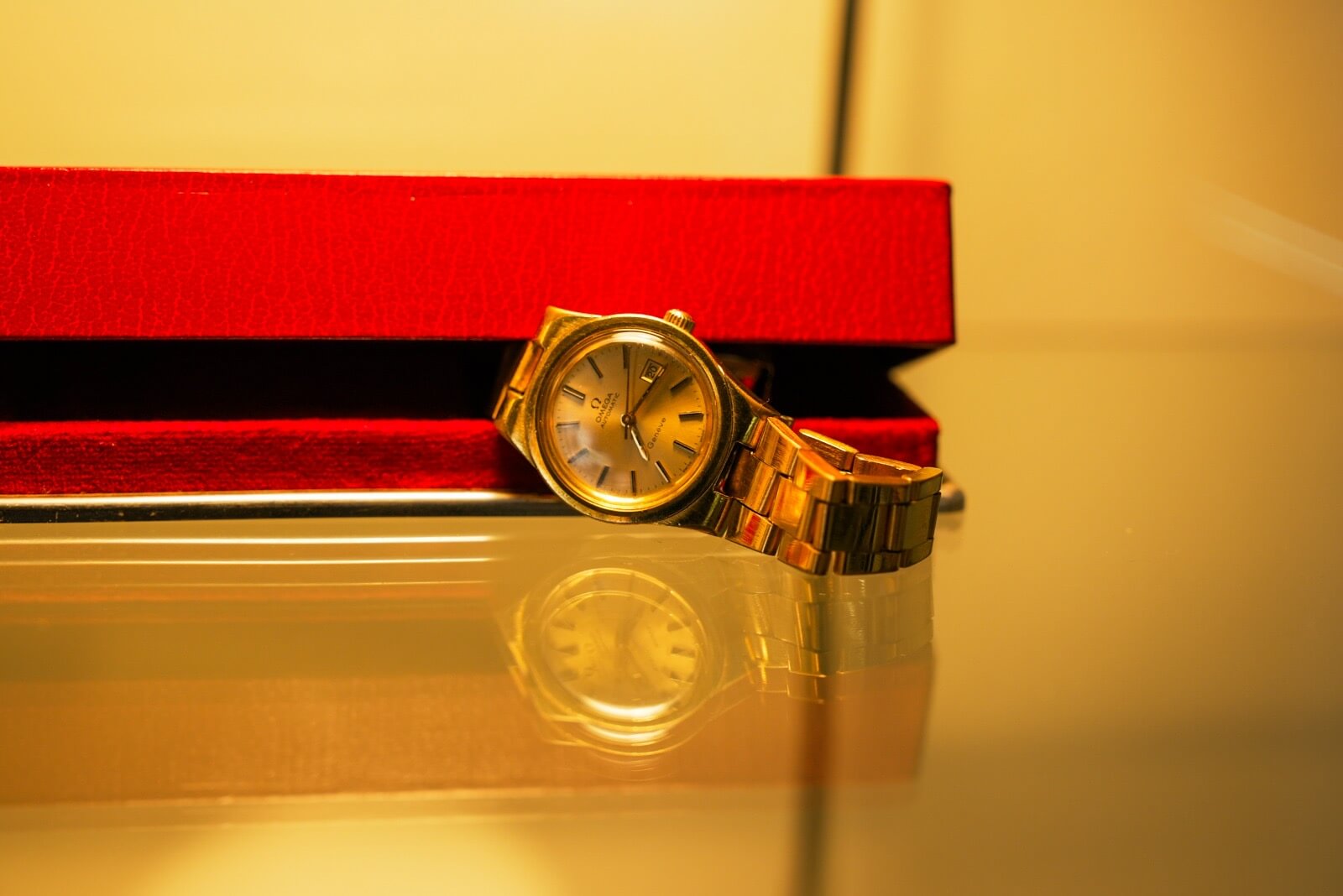 Goudkleurig vintage horloge voor een rode horlogedoos