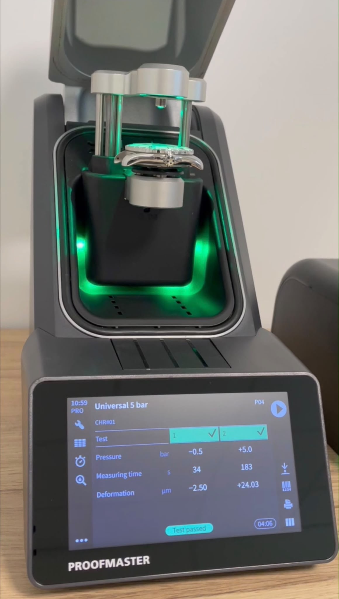 Horloge wordt professioneel getest op waterdichtheid met een Proofmaster drukmachine bij Watchme Amsterdam