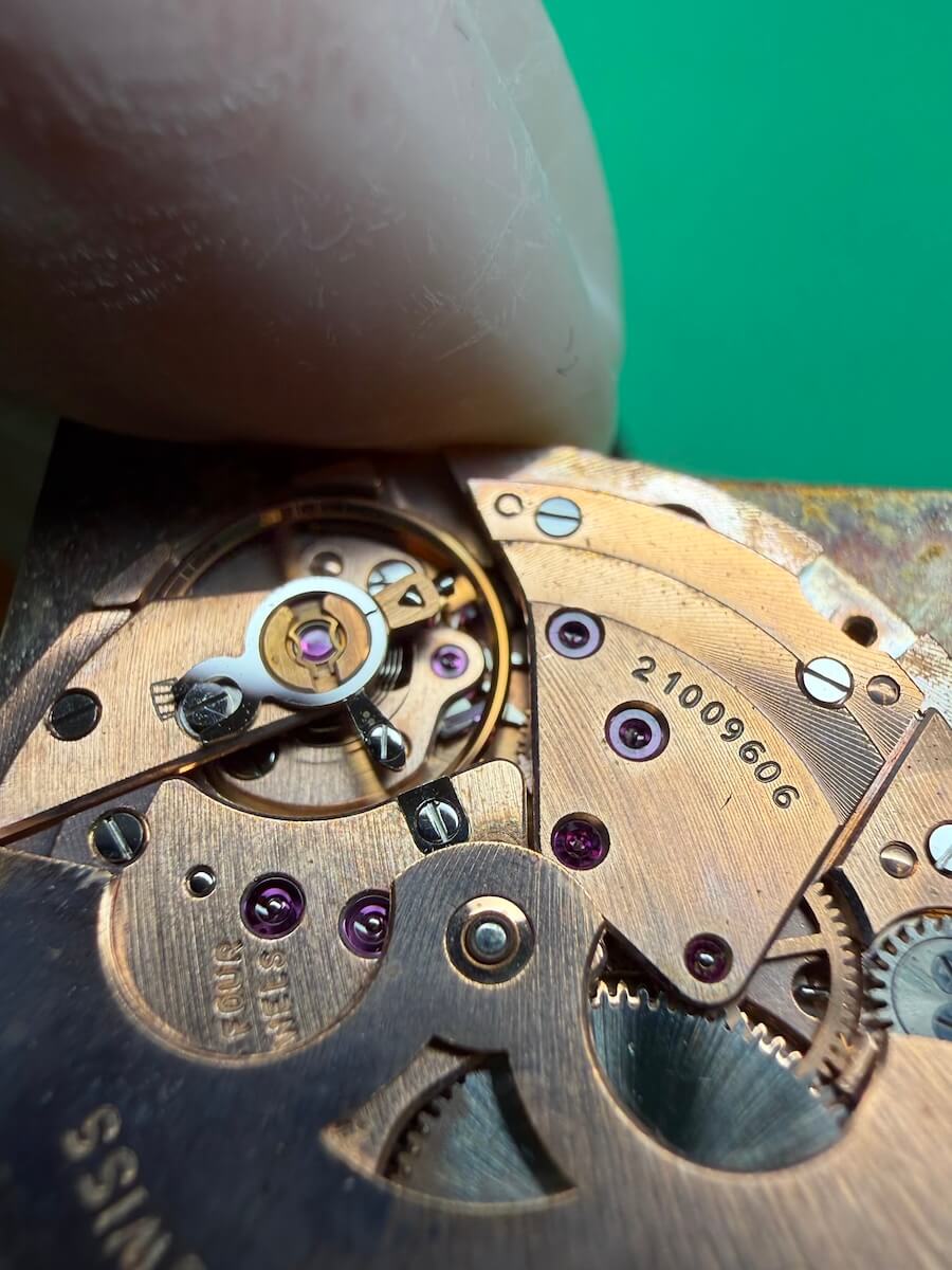 Uurwerk van een vintage horloge tijdens restauratie